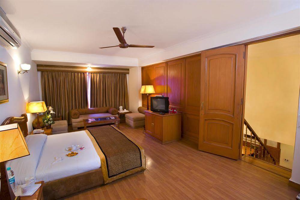 The Bmk Hotel Greater Kailash Дели Экстерьер фото